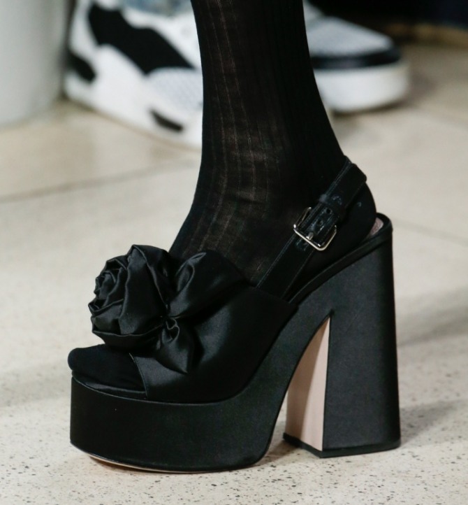 шикарные черные замшевые туфли-босоножки на высокой платформе м огромным бутоном из черной ткани