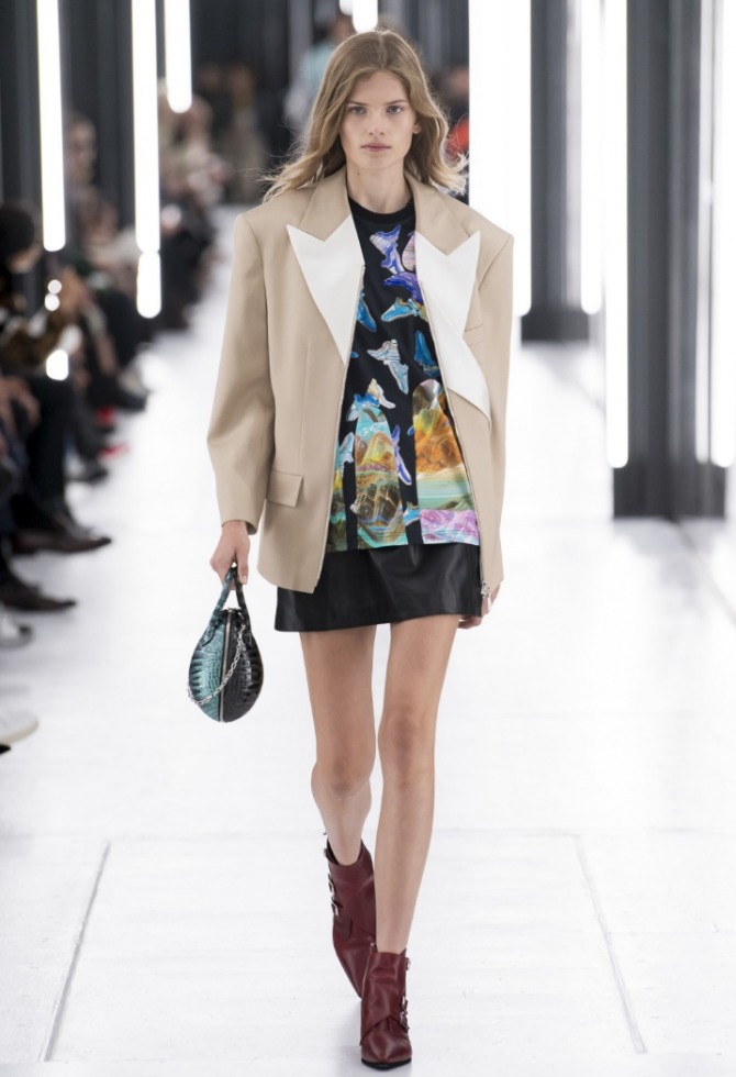 летний офисный женский пиджак с комбинированными по цвету лацканами