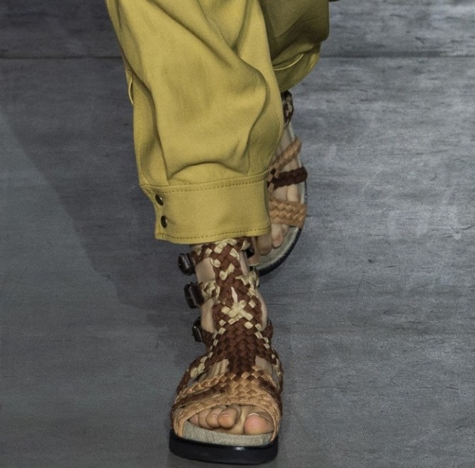 плетеные женские сандалии с ремнями и пряжками. Летняя женская обувь 2019 - фото дизайнерских новинок