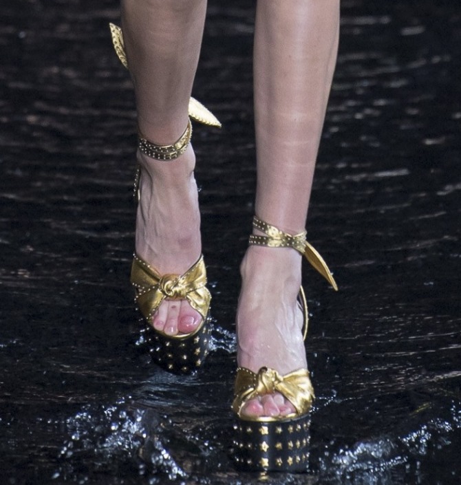 роскошные золотые туфли с завязками вокруг щиколотки 