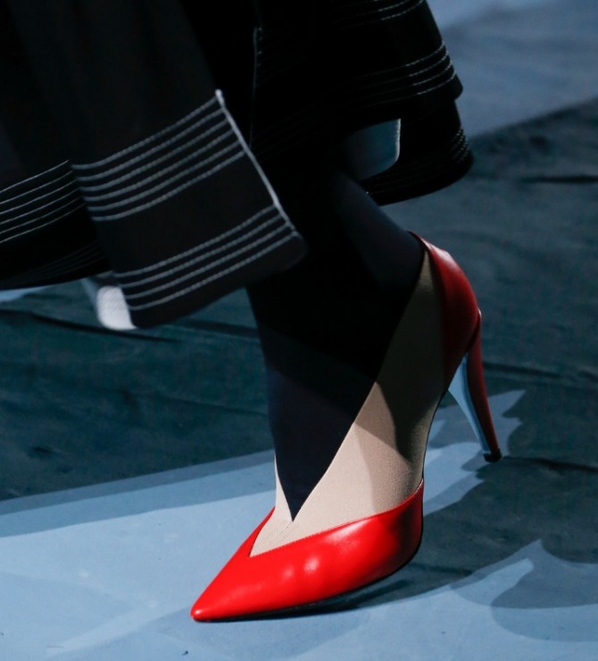 трехцветная модель закрытых весенних туфель 2019 года от Givenchy