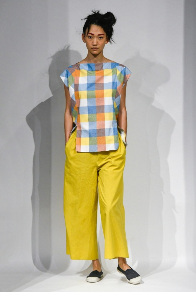 повседневная блуза-безрукавка с цветную клетку с желтыми летними брюками