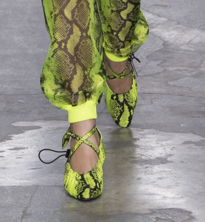 зеленые туфли со змеиным принтом