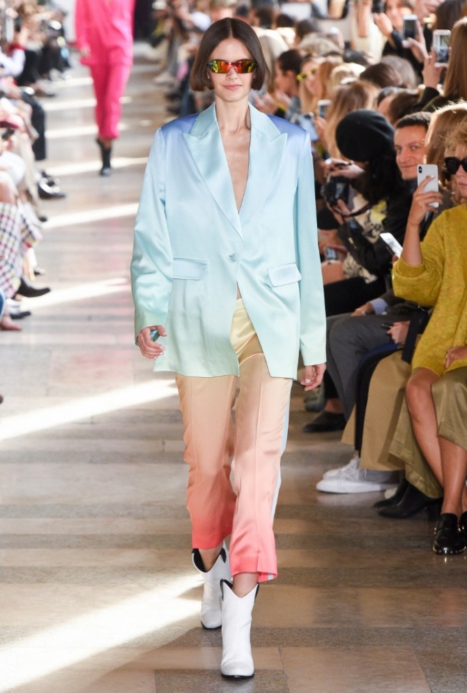 голубой летний женский пиджак свободного кроя в сочетании с розовыми брюками