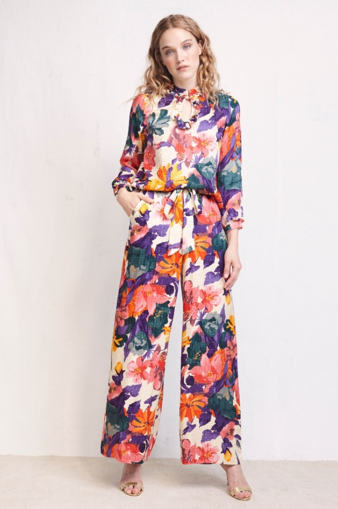 летний костюм 2019 с живописным ярким цветочным принтом