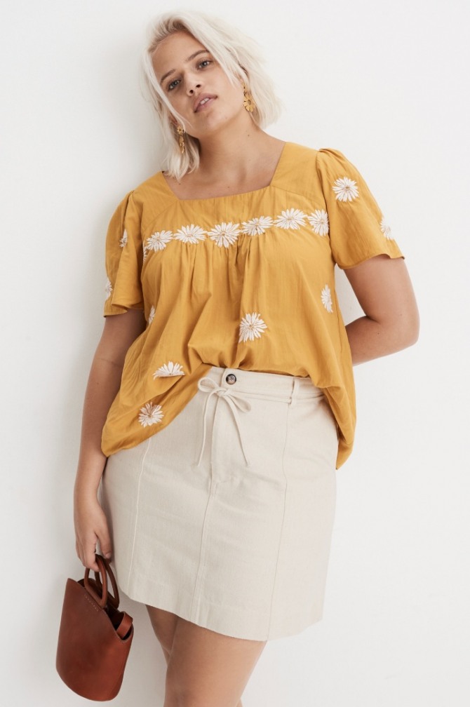 желтая блузка из хлопка летняя с коротким рукавом и белой вышивкой в комплекте с мини юбкой карандаш
