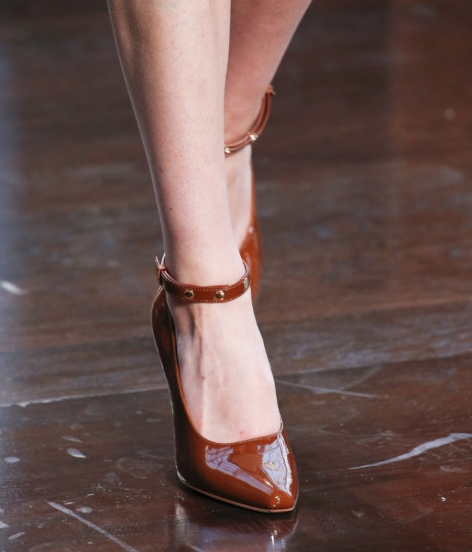 элегантные дамские туфли-лодочки из лаковой кожи