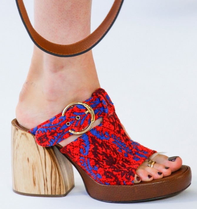 летняя обувь на деревянной подошве с деревянным широким каблуком и верхом из пестрой ткани