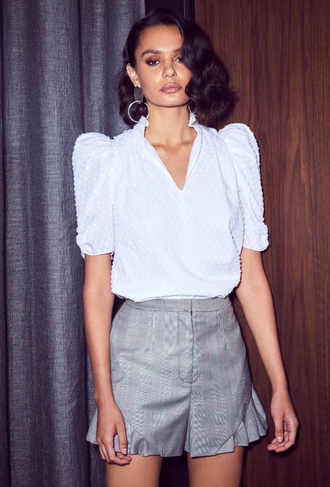 модный тренд лето 2019 - офисная блузка с шортами