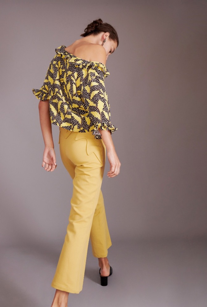 красивая блузка лето 2019 с желтыми листьями, низ желтые брюки