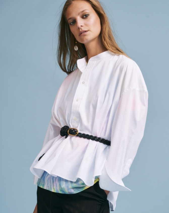 белая блуза поверх брюк для работы летом с пояском с небольшим воротником стойкой и застежкой на планку