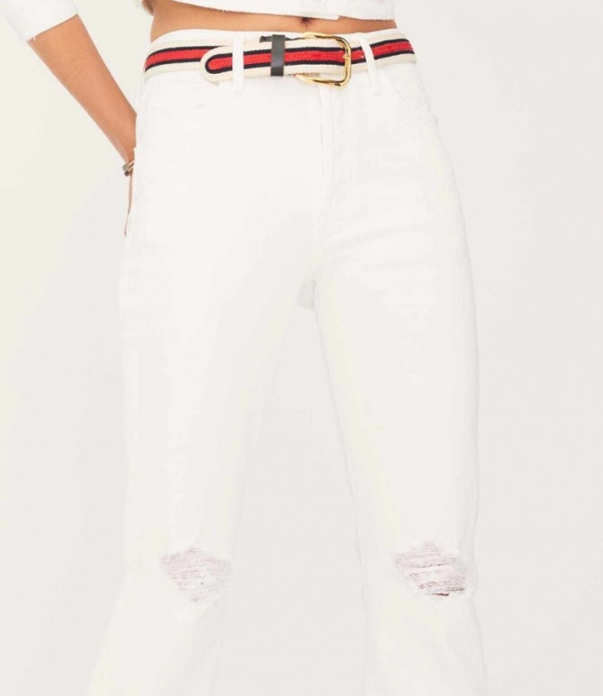 белые джинсы с вытертыми коленями и красным поясом - мода лето 2019