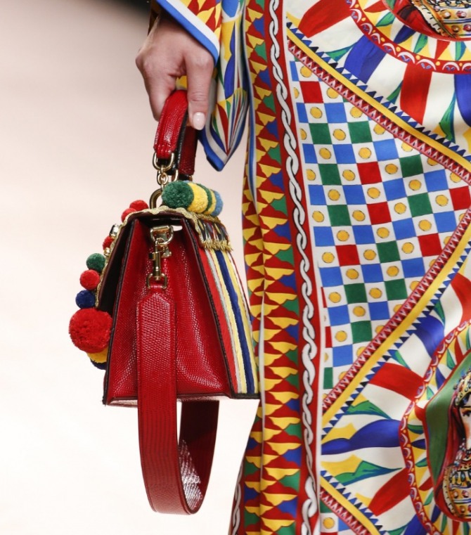 сумка флап с цветными полосами и декором в виде ярких нитяных шариков