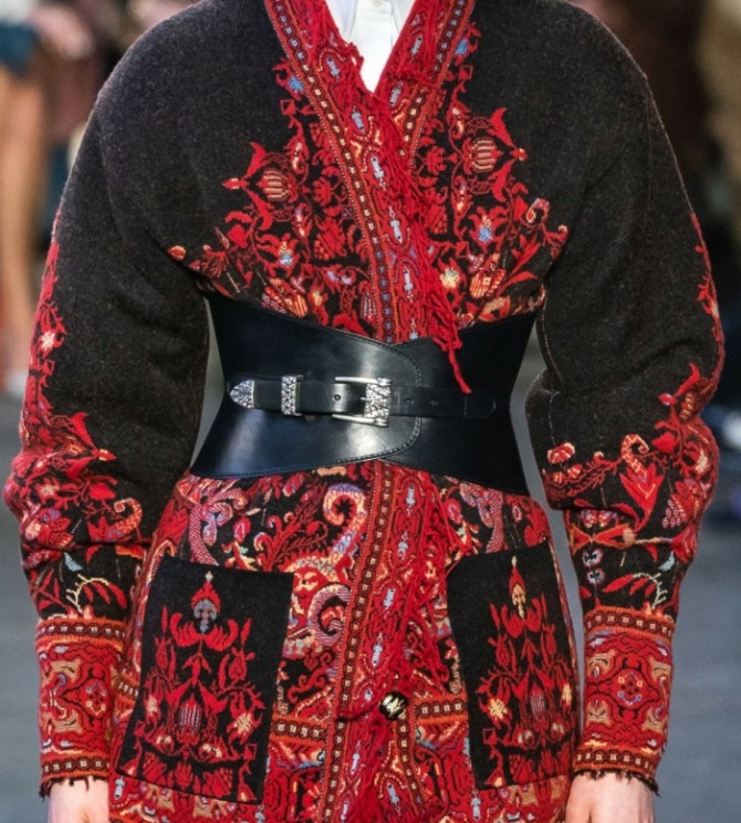черное пальто с красной вышивкой и широким ремнем-корсетом