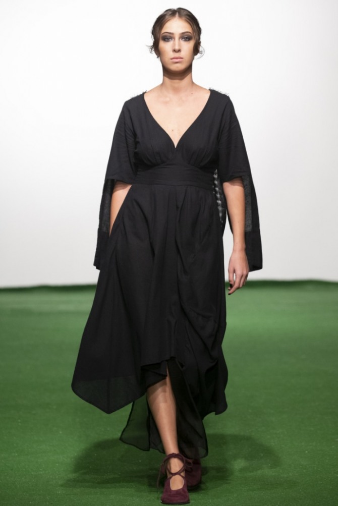 черное летнее платье для полной женщины с глубоким v-образным вырезом и рукавами открытыми спереди и длинными сзади, подол платья асимметричный, модель имеет расклешенную юбку, скрывающую полные бедра