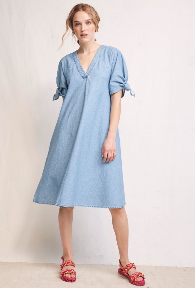 голубое короткое летнее платье для полной девушки из тонкого льна или денима