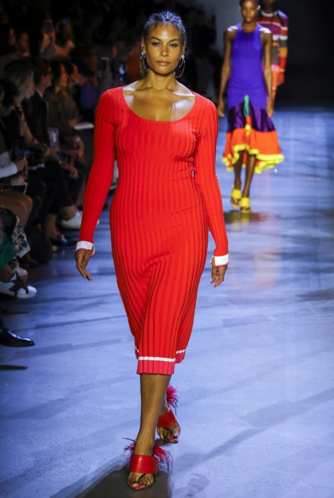 красное трикотажное платье на полной женщине