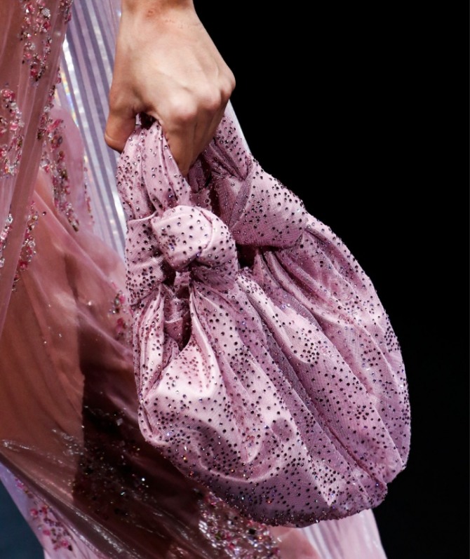 сумка хобо из розового шелка со стразами