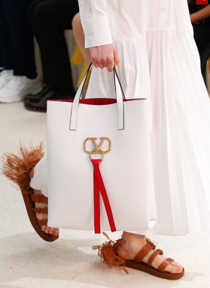 белая пляжная сумка-шопинг с красным подкладом, декорированная красными лентами