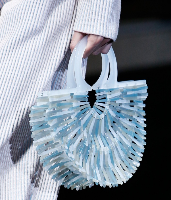плетеная сумка из пластмассовых палочек