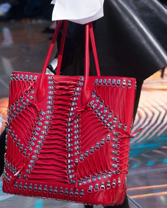 сумка-шопинг красного цвета с металлическим декором и шнуровкой