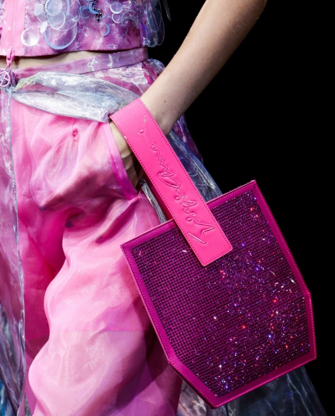 сумка со стразами к летним брюкам из розовой органзы