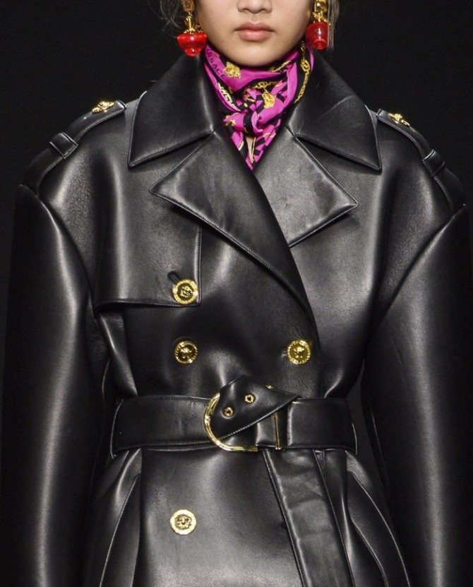 черное пальто из матовой кожи с погонами, поясом и металлическими пуговицами