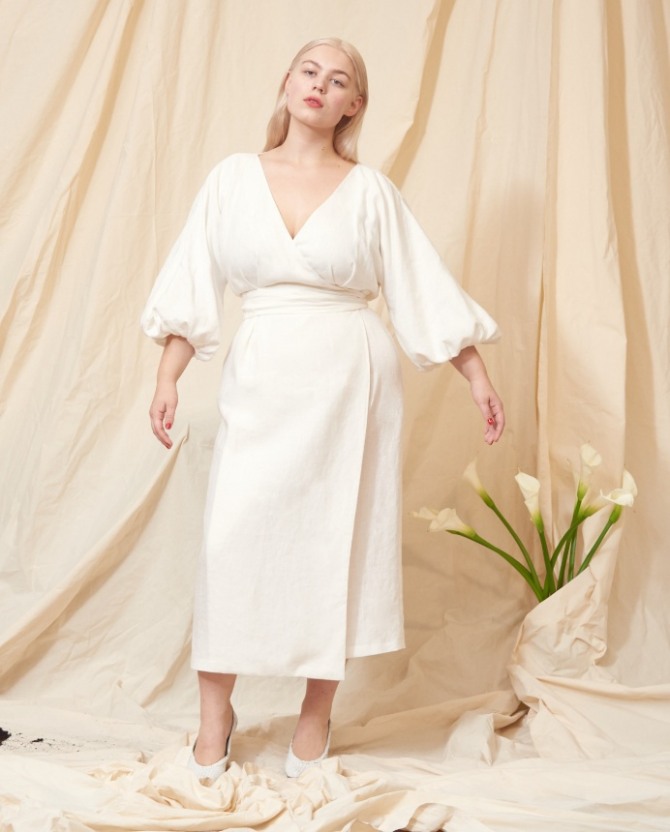 белое платье миди для полной женщины с запахом с цельнокройными рукавами 3/4 на резинке