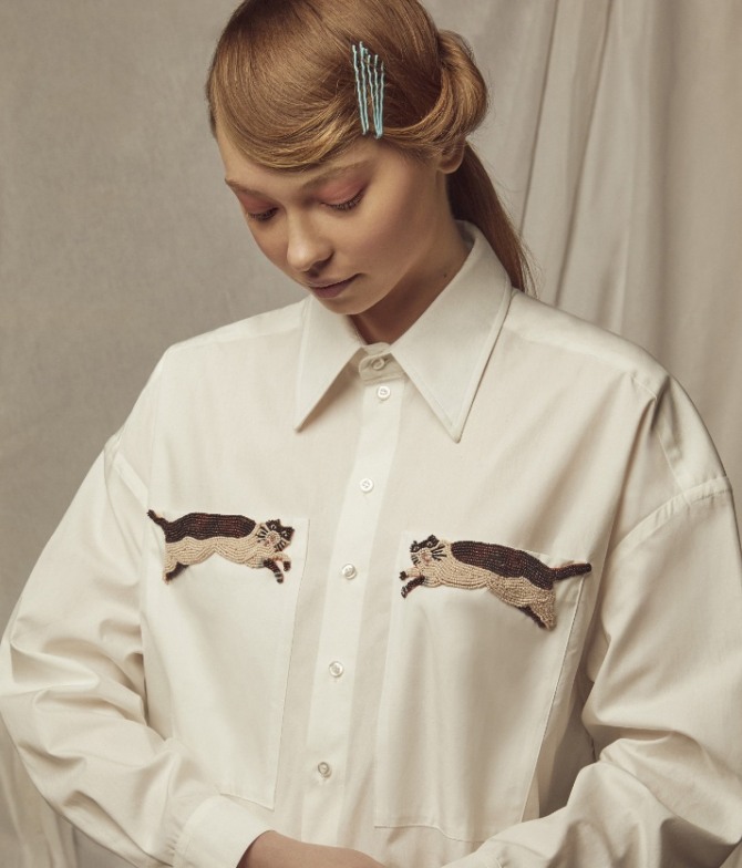 блузка-рубашка с вышитыми котами, прическа для длинных волос