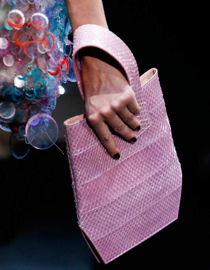 открытая сумка-шопинг розового цвета со змеиным принтом