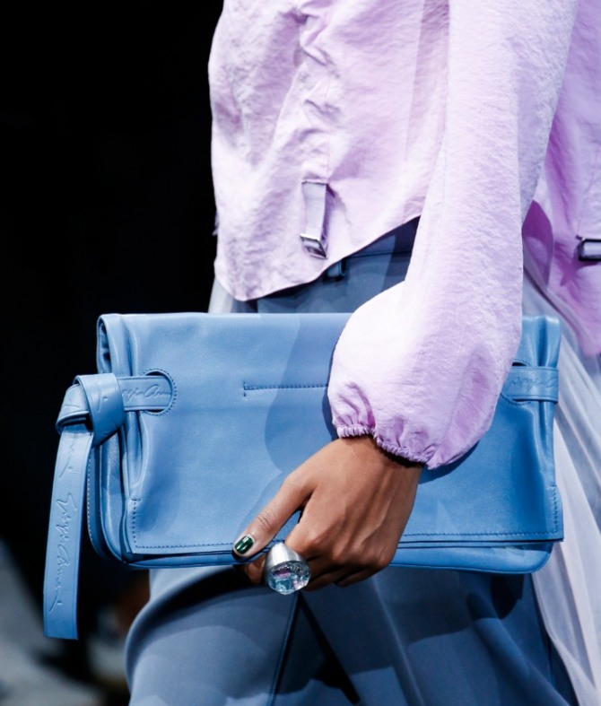 фото летней сумки 2019 - багет голубого цвета
