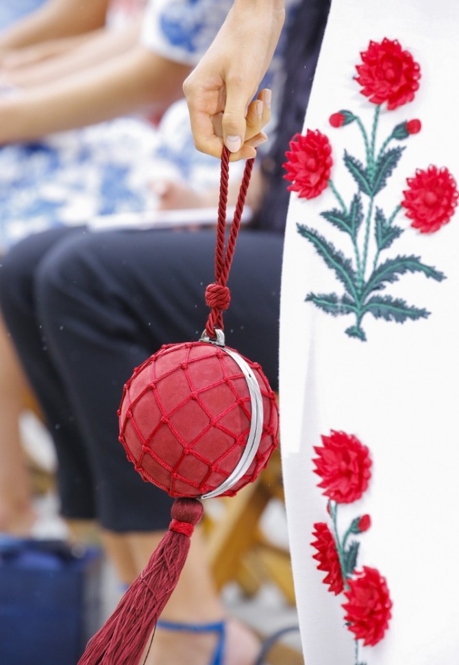 сумка-малютка красного цвета в форме шара