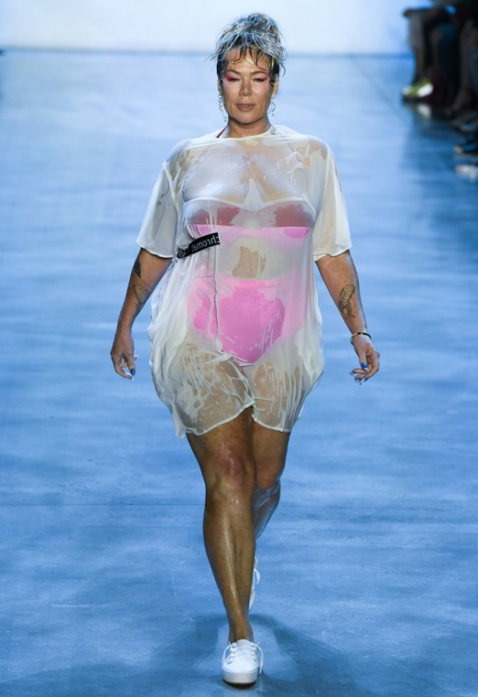 пляжное платье-туника из прозрачной ткани на полной модели