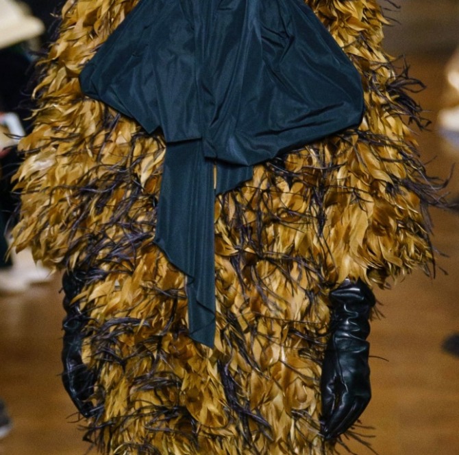 в 2020 году в моде пальто, декорированные перьями