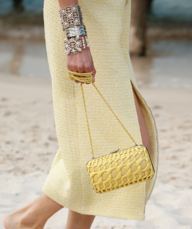 желтая сумка-багет с плетеным тиснением на коже