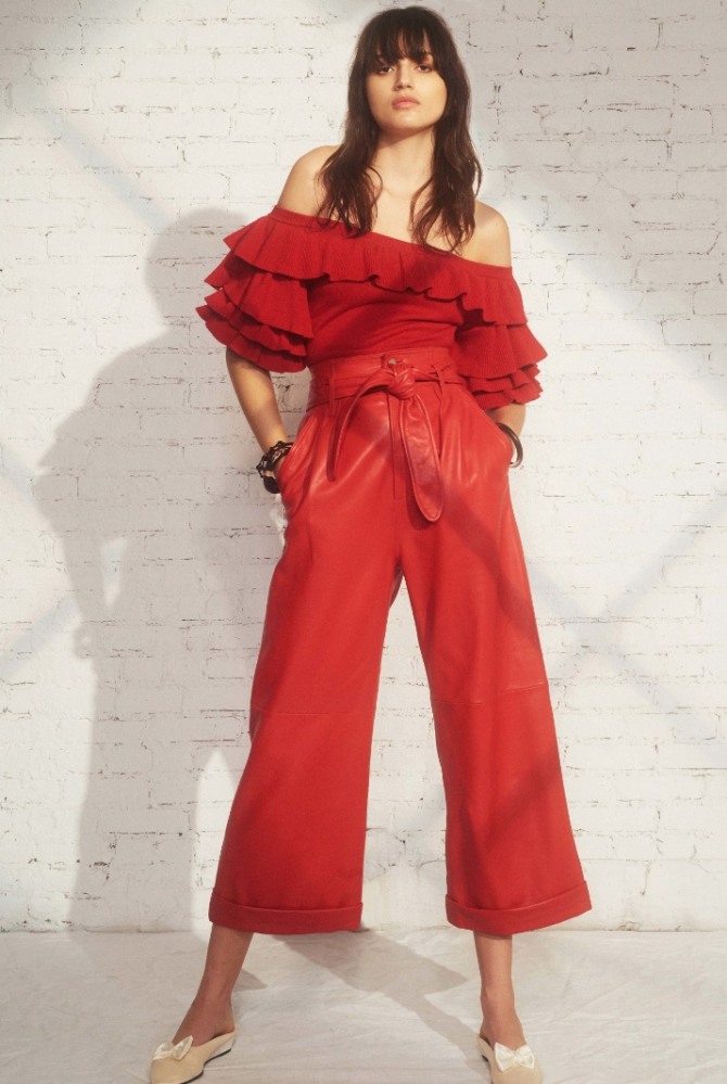 прямые свободные летние брюки красного цвета с широкой талией и поясом в ансамбле с красным топом с воланами на груди и коротких рукавах