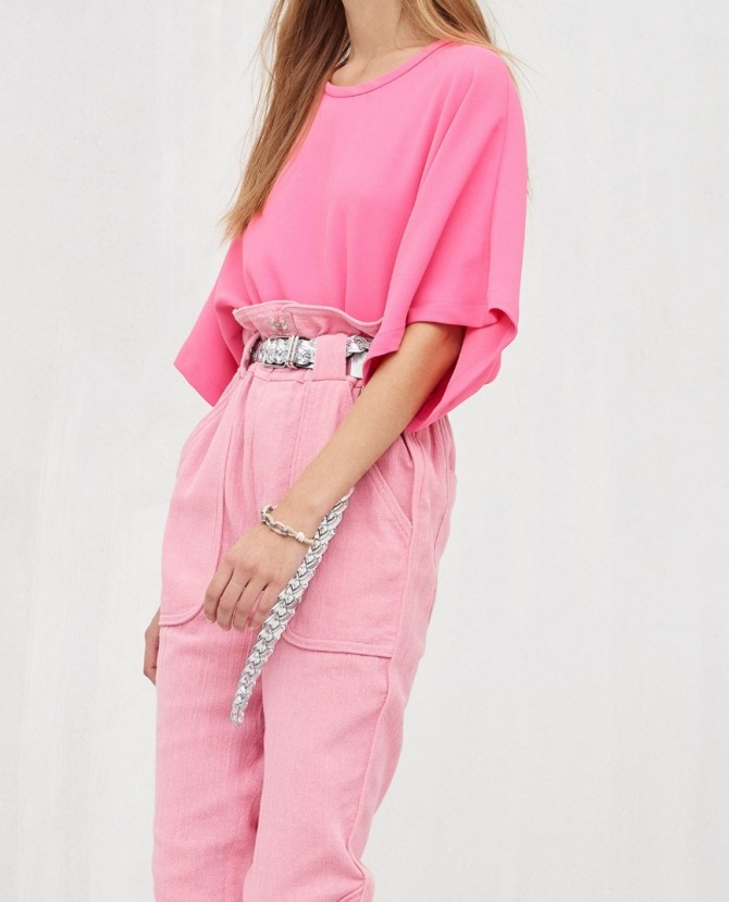 модель летних брюк 2019 розового цвета - с завышенной талией, широким поясом-воланом и металлическим ремнем серебряного цвета