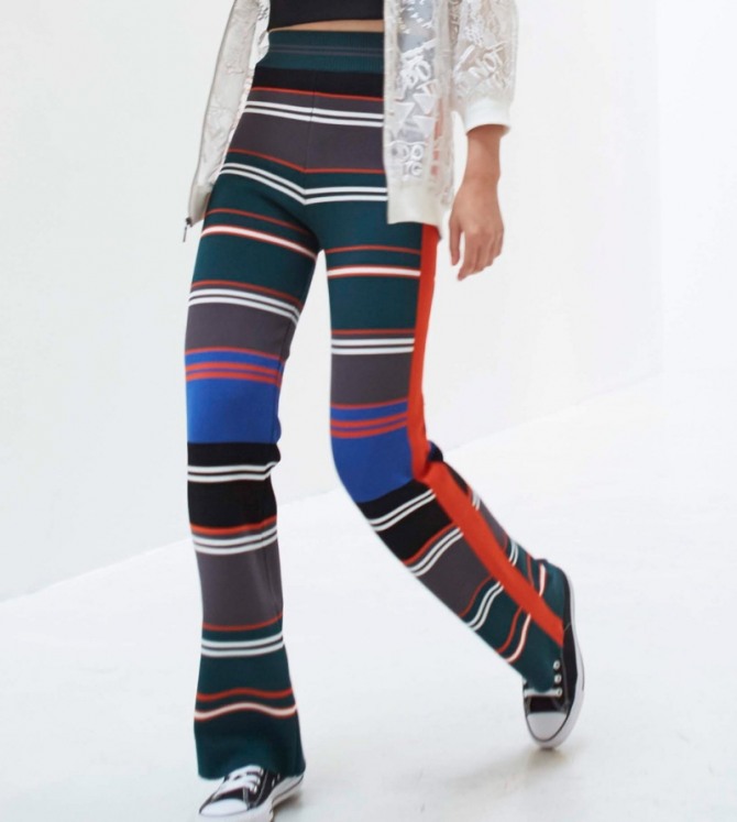 женские трикотажные брюки в цветную горизонтальную полоску