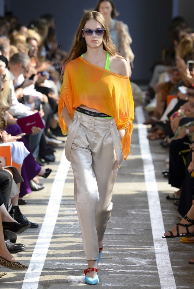 серые брюки со спущенными лямками - летняя модель женских брюк с оранжевым топом на одно плечо