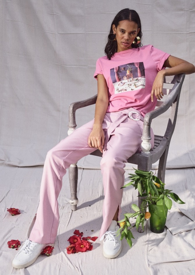 светло-розовые брюки с разрезами в сочетании с темно-розовой футболкой и белыми кедами