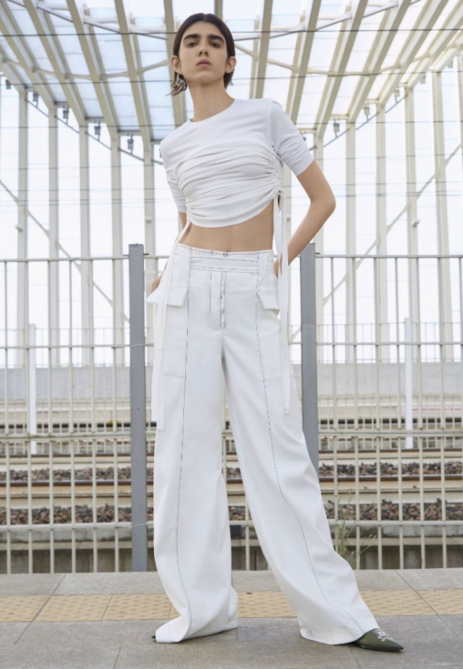 свободные белые женские брюки с удлиненными штанинами