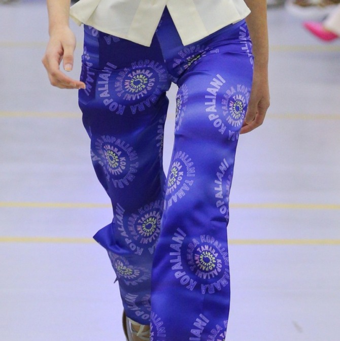 модель летних брюк фиолетового цвета с надписями и буквами