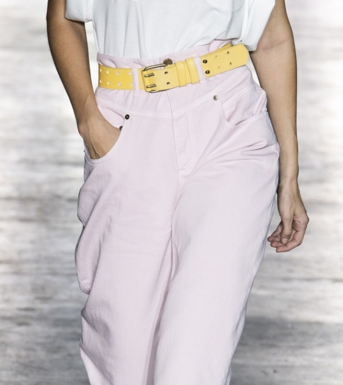 летняя модель розовых брюк на кокетке с ремнем желтого цвета