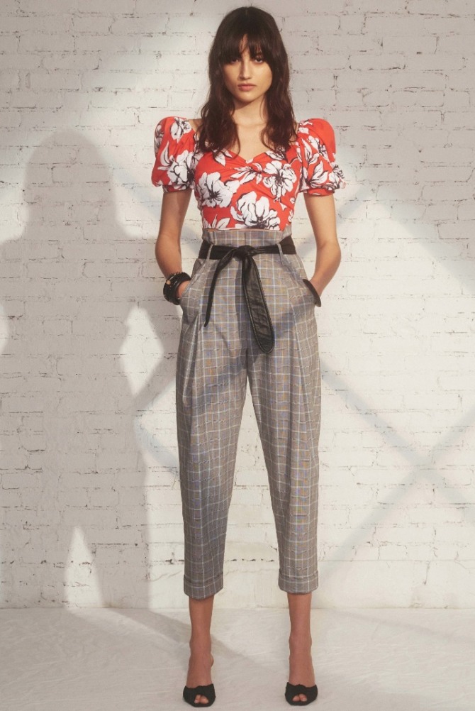 модель модных летних брюк 2019 года - с завышенной талией, поясом с галстуком, широкими бедрами, с зауженными книзу штанинами
