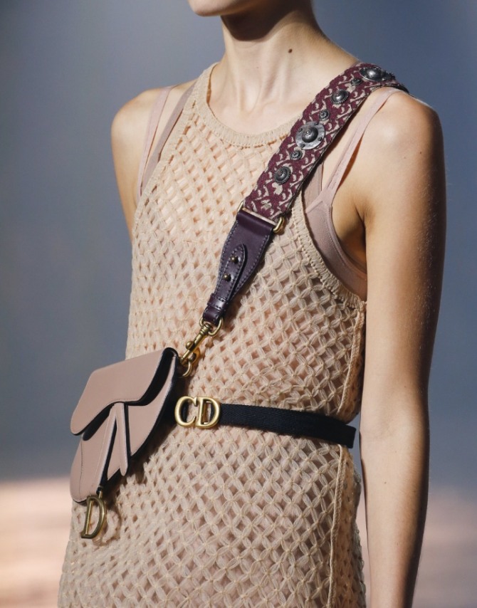 сумка-конверт через плечо на широком ремне с вязаным сеткой платьем-майкой - летний стиль 2019 года