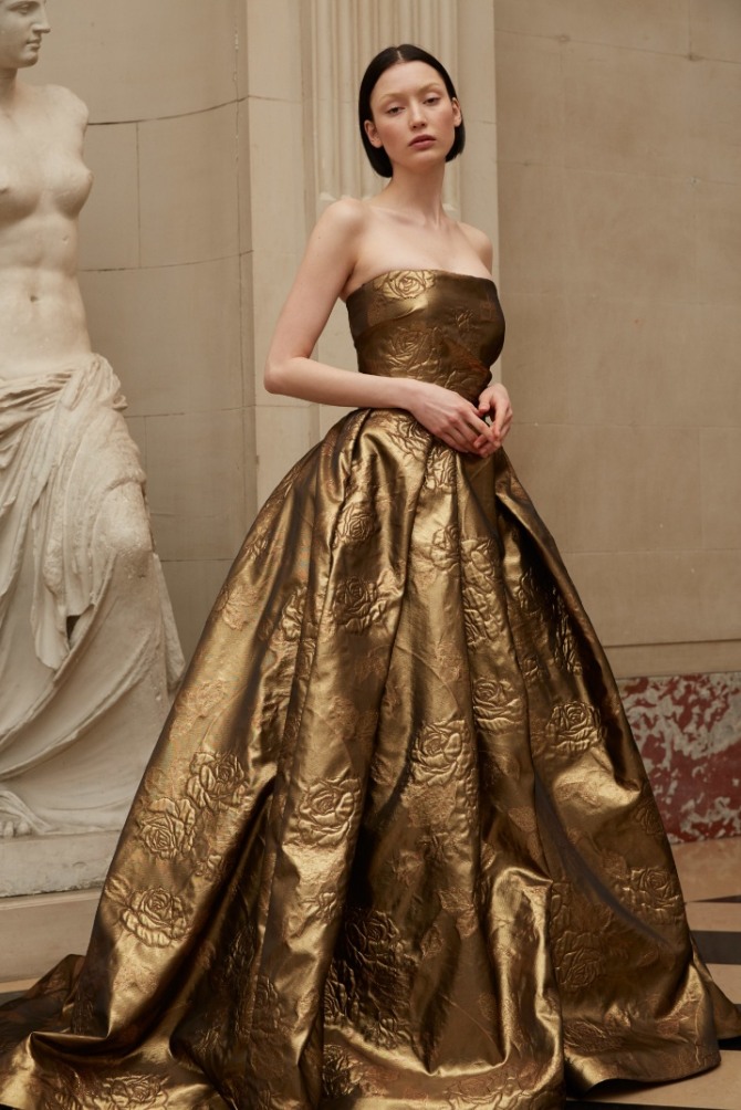 бальное платье из золотой ткани