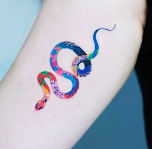 татуировка на женской руке в виде змеи