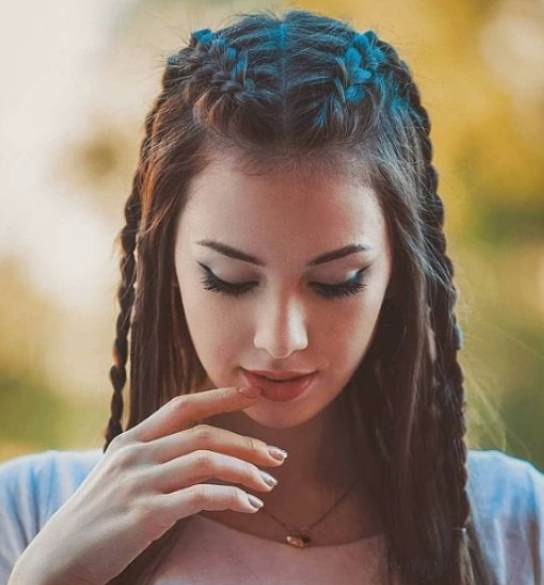 прическа летняя для длинных волос молодежная с зелено-синими крашеными косичками