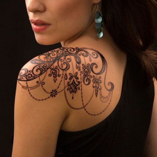 очень красивая татуировка на женском плече