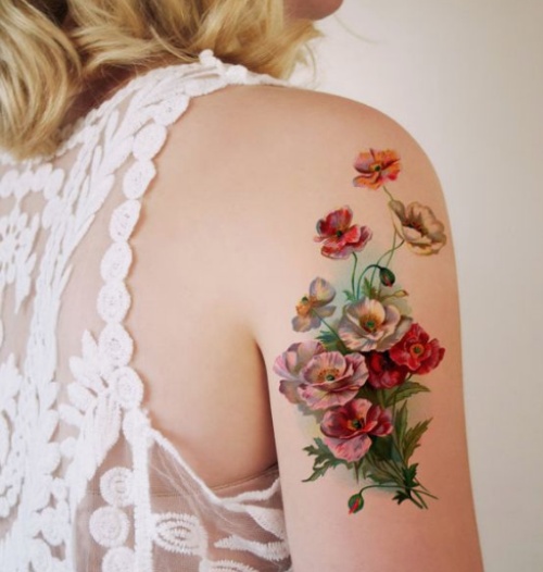 красивая татуировка на женском предплечье - букет из ярких цветов